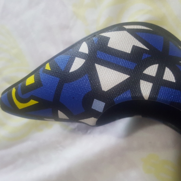 Shoes - Picture 6 of 9